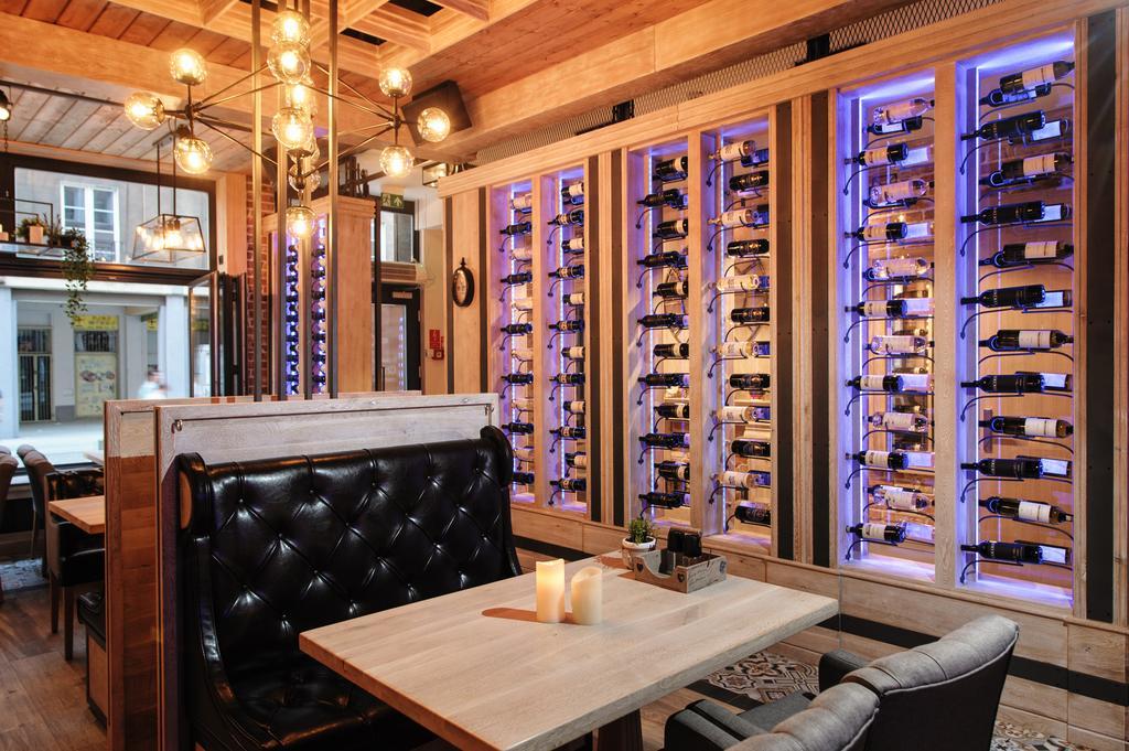 Apartamenty Chleb I Wino Gdaňsk Exteriér fotografie Wine display at the restaurant