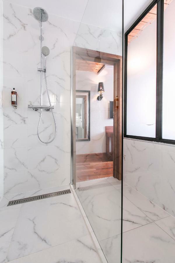 Apartamenty Chleb I Wino Gdaňsk Exteriér fotografie A shower with a sliding door